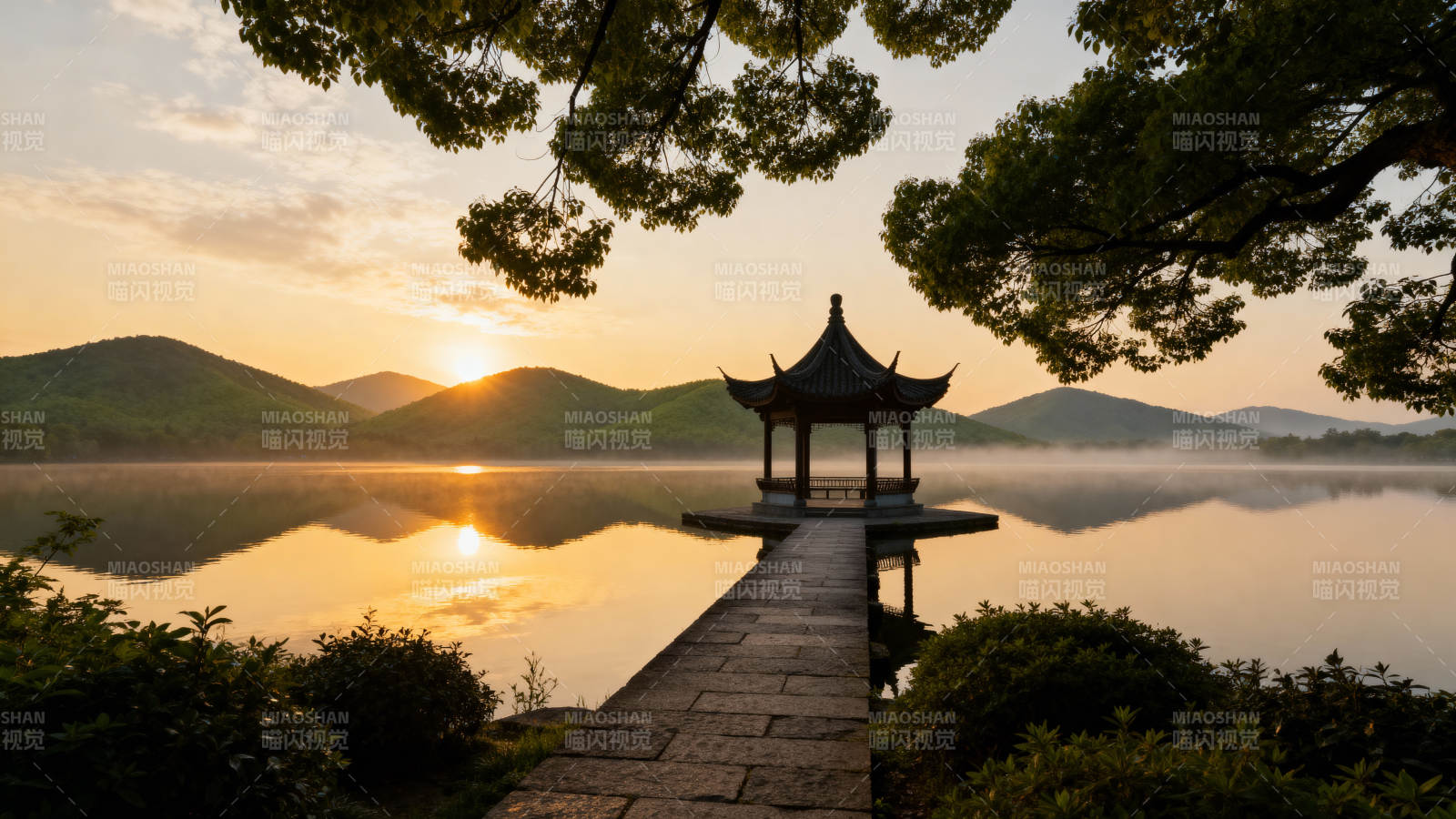 湖畔亭影晨曦图片