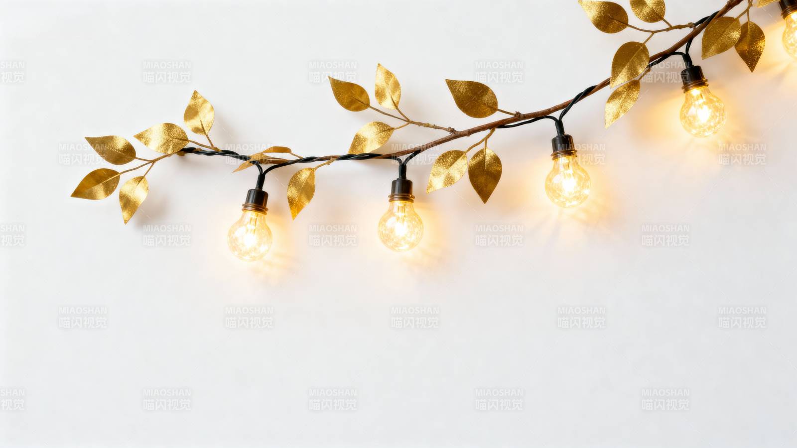 金色叶灯串装饰图片