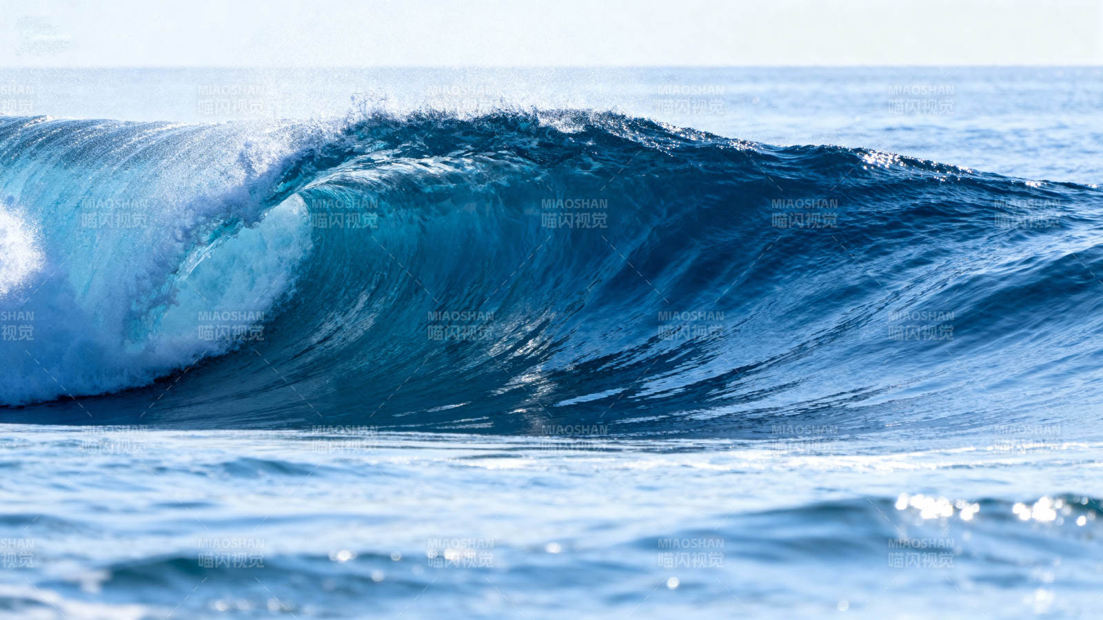 碧海巨浪翻涌图片