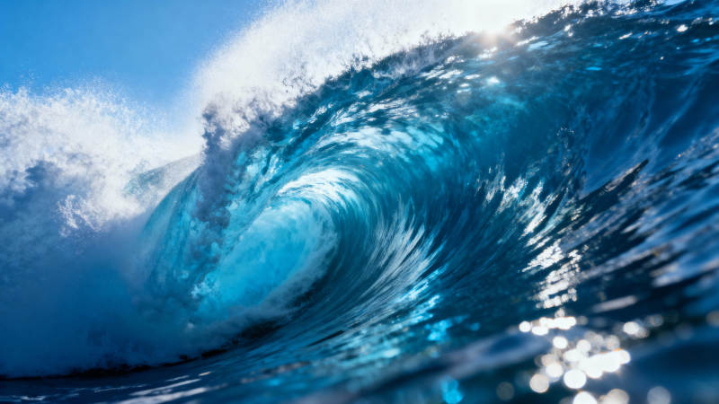 海浪卷起蓝色漩涡图片