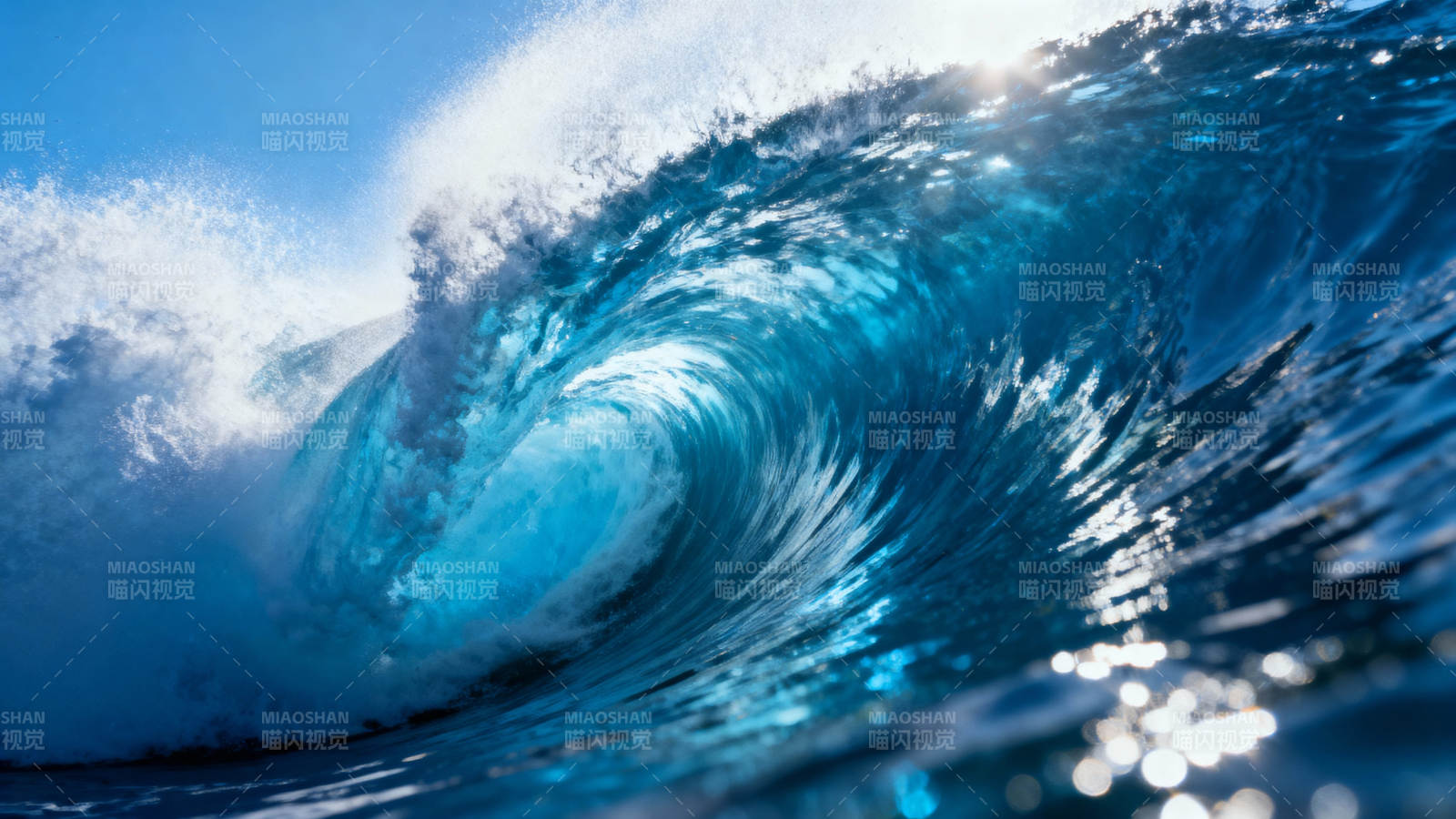 海浪卷起蓝色漩涡图片