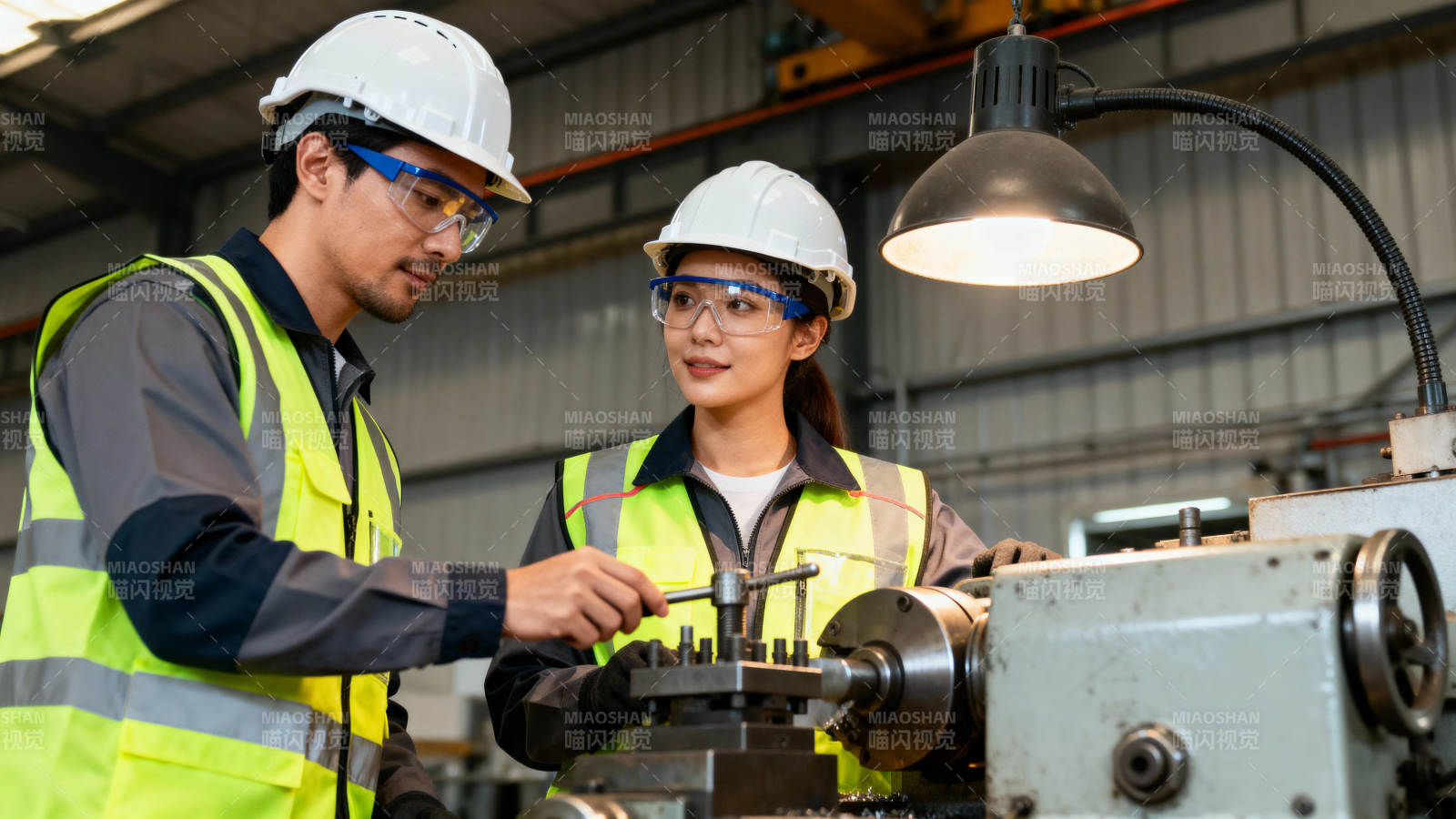 工厂工人协作操作图片