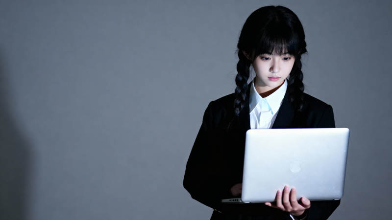 专注工作的女孩图片