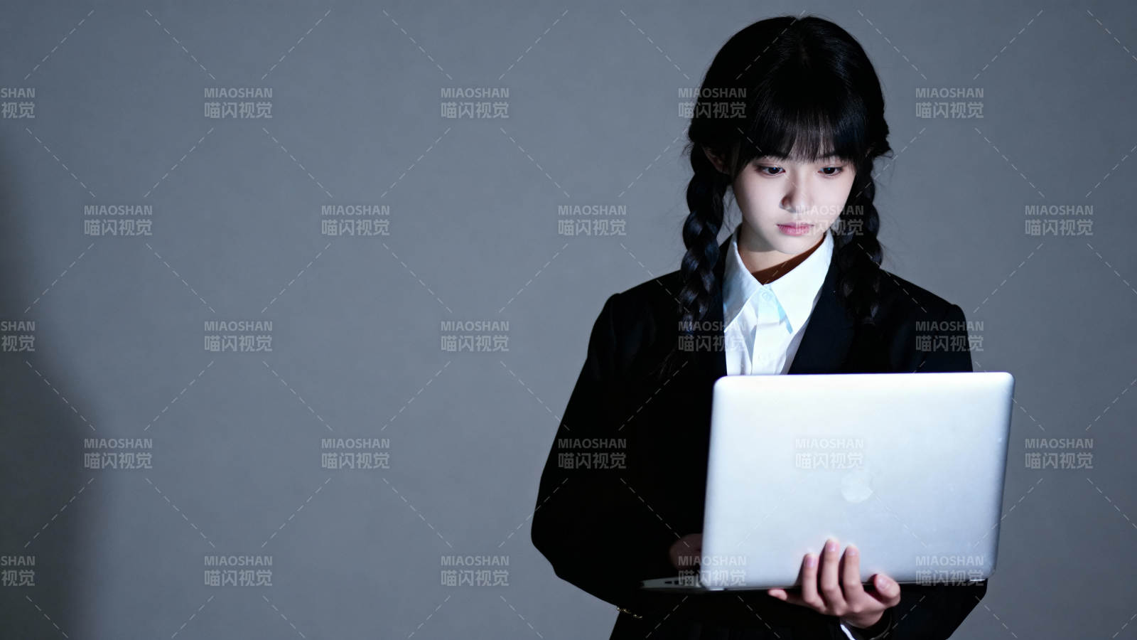 专注工作的女孩图片