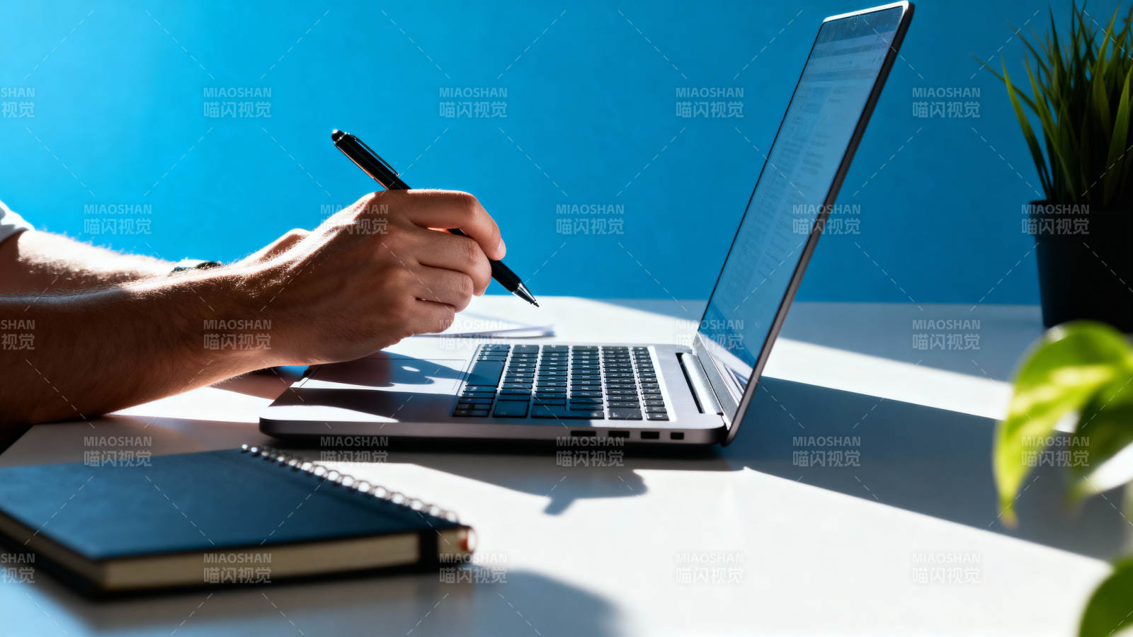 办公桌前专注工作图片