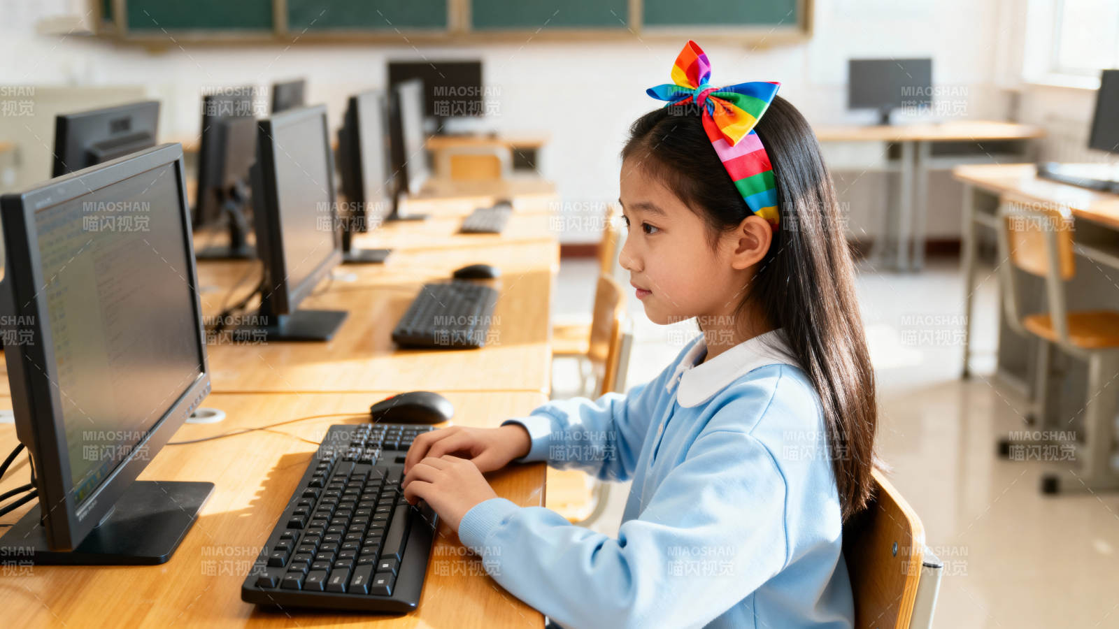 小女孩在电脑前学习图片