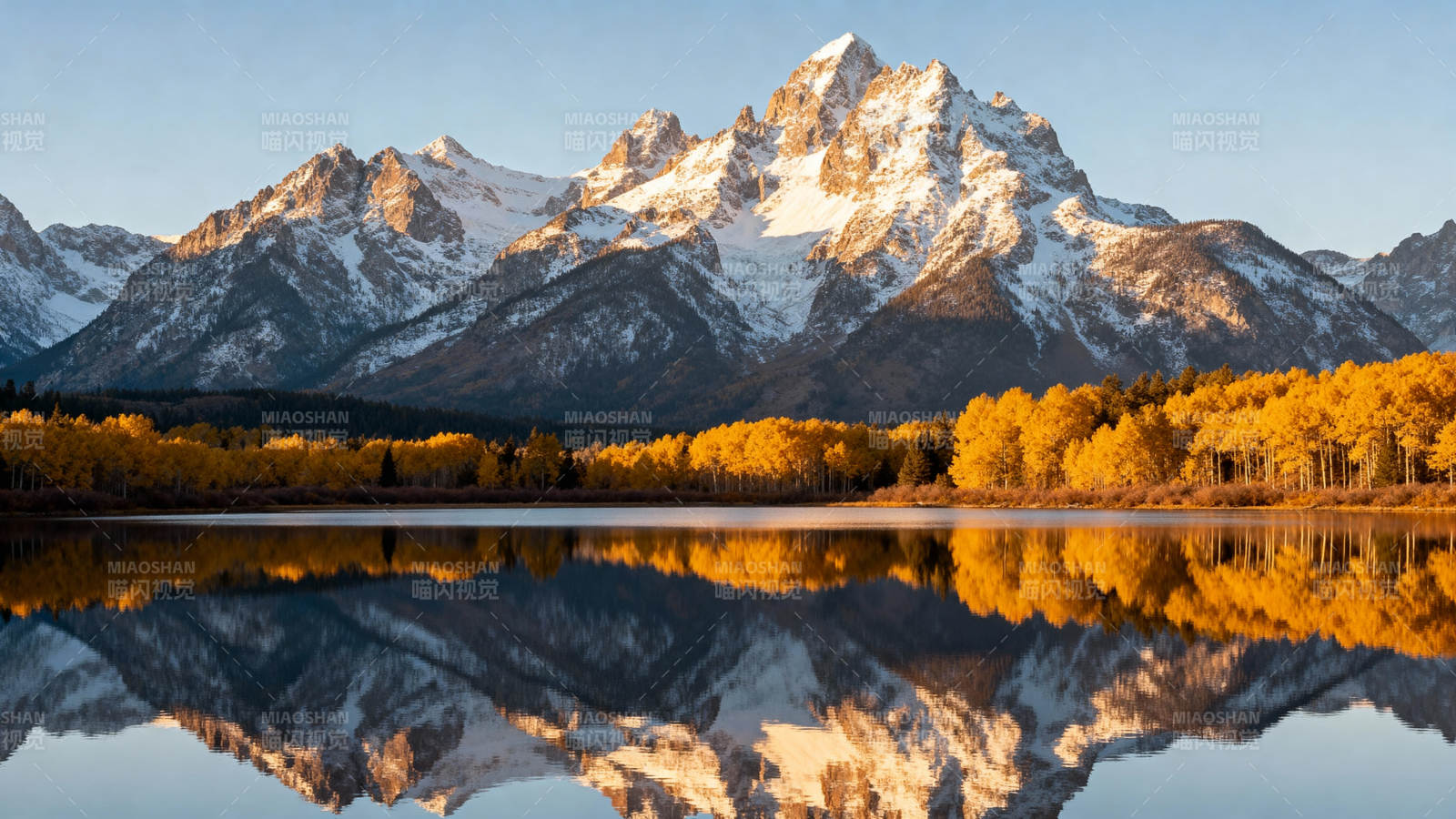 雪山倒影秋林图片