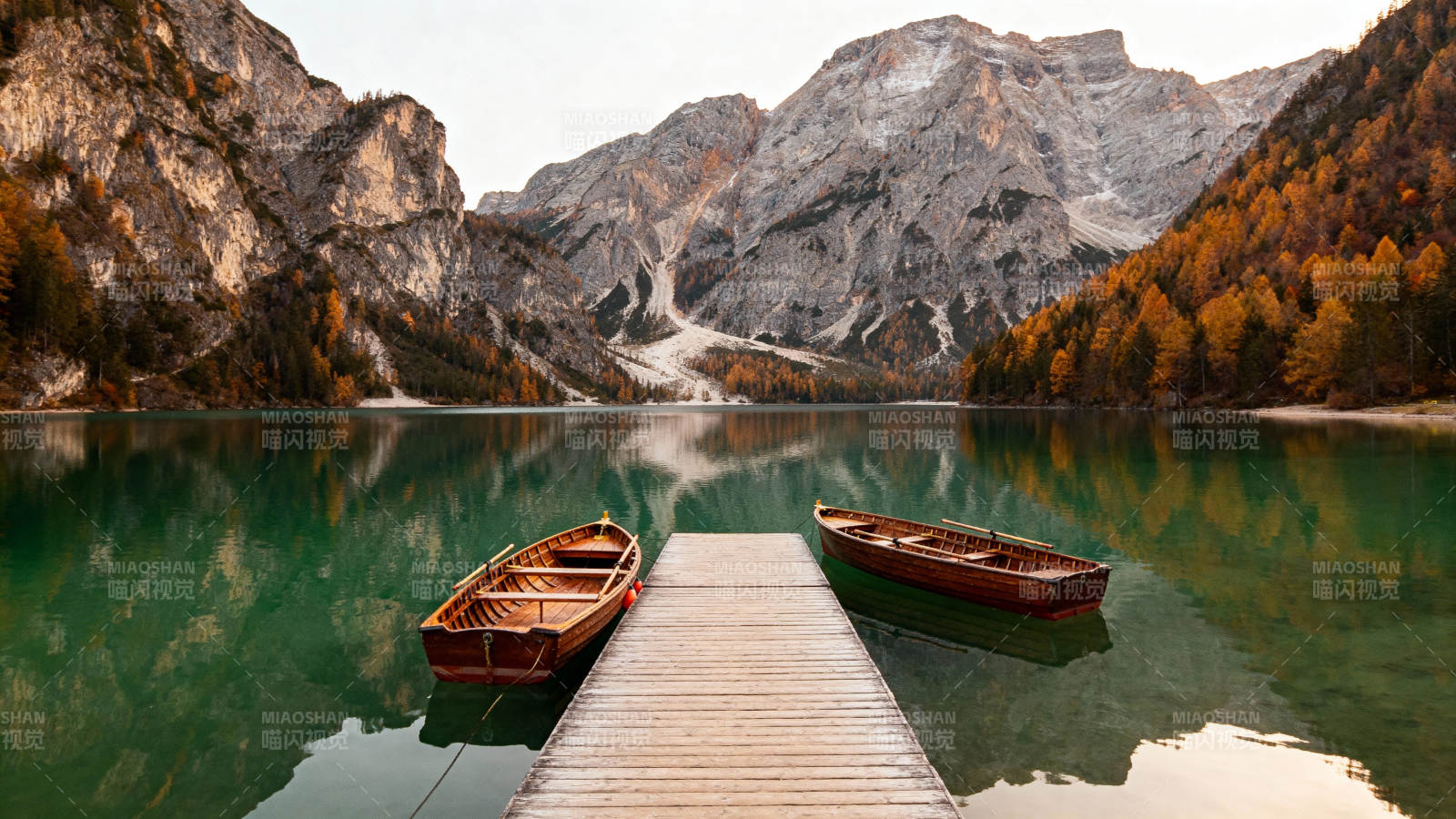 湖畔秋景 静谧如画图片