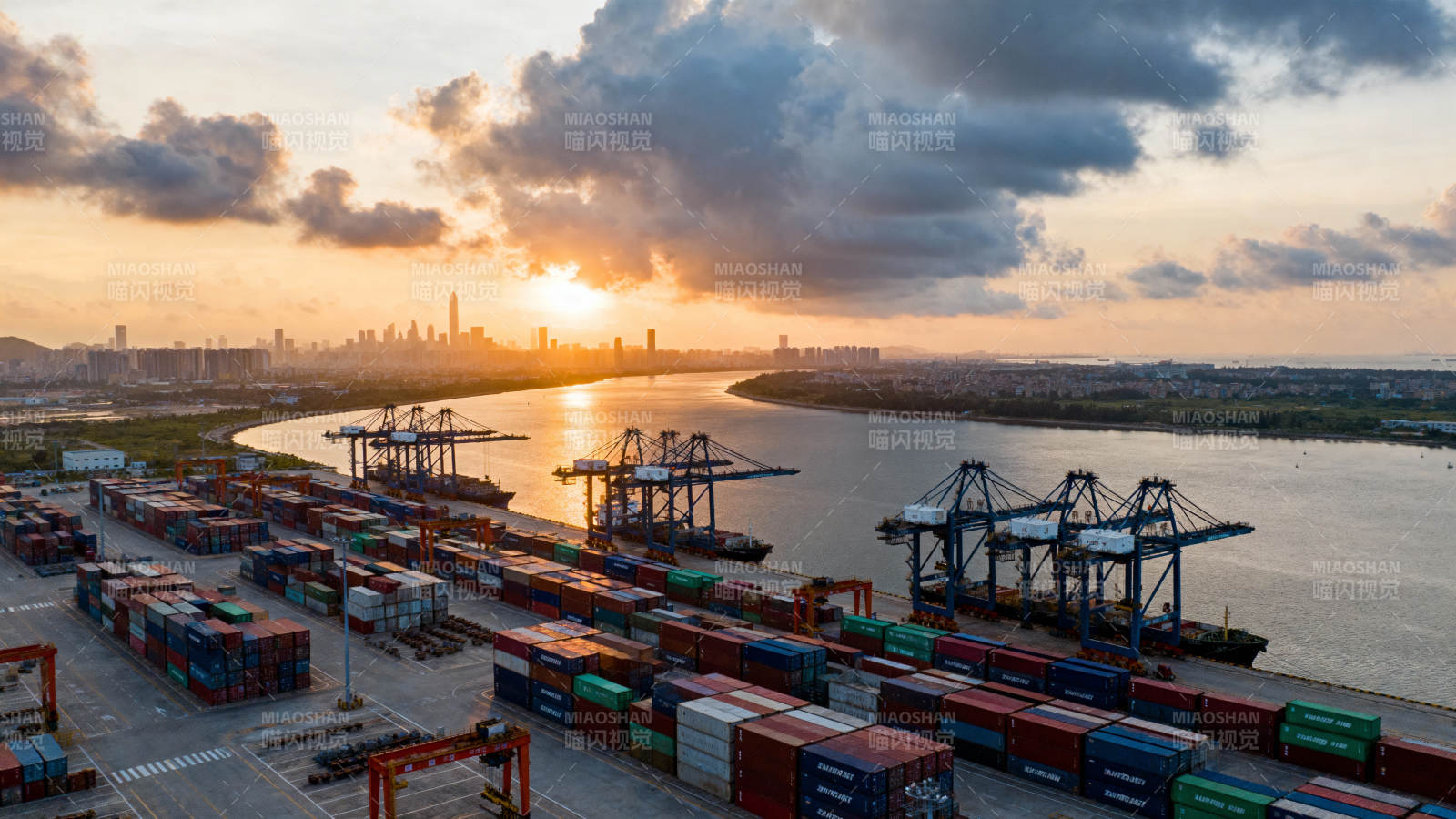 港口日落集装箱图片