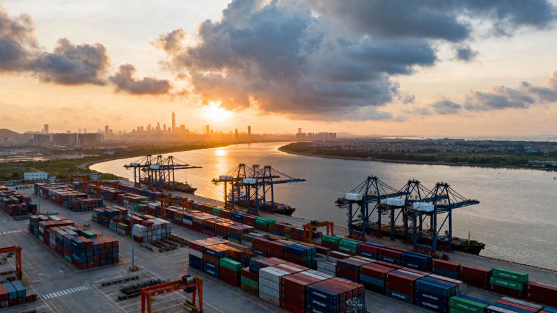 港口日落集装箱图片