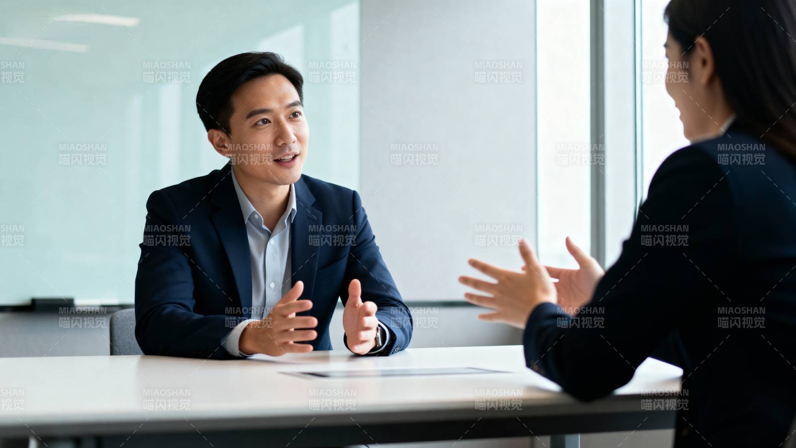 商务洽谈现场图片