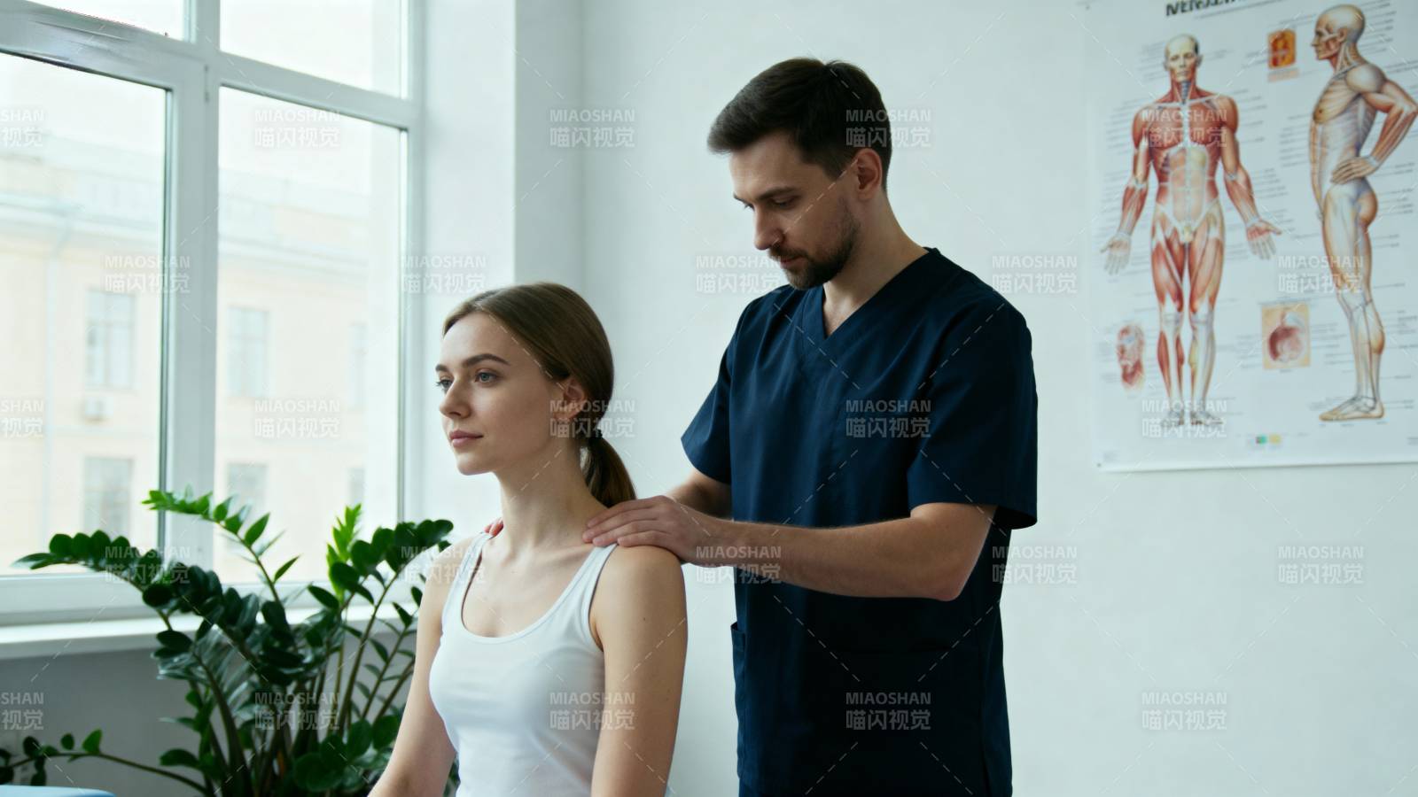 理疗师指导患者训练图片