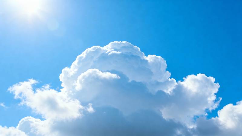 蓝天白云映阳光图片