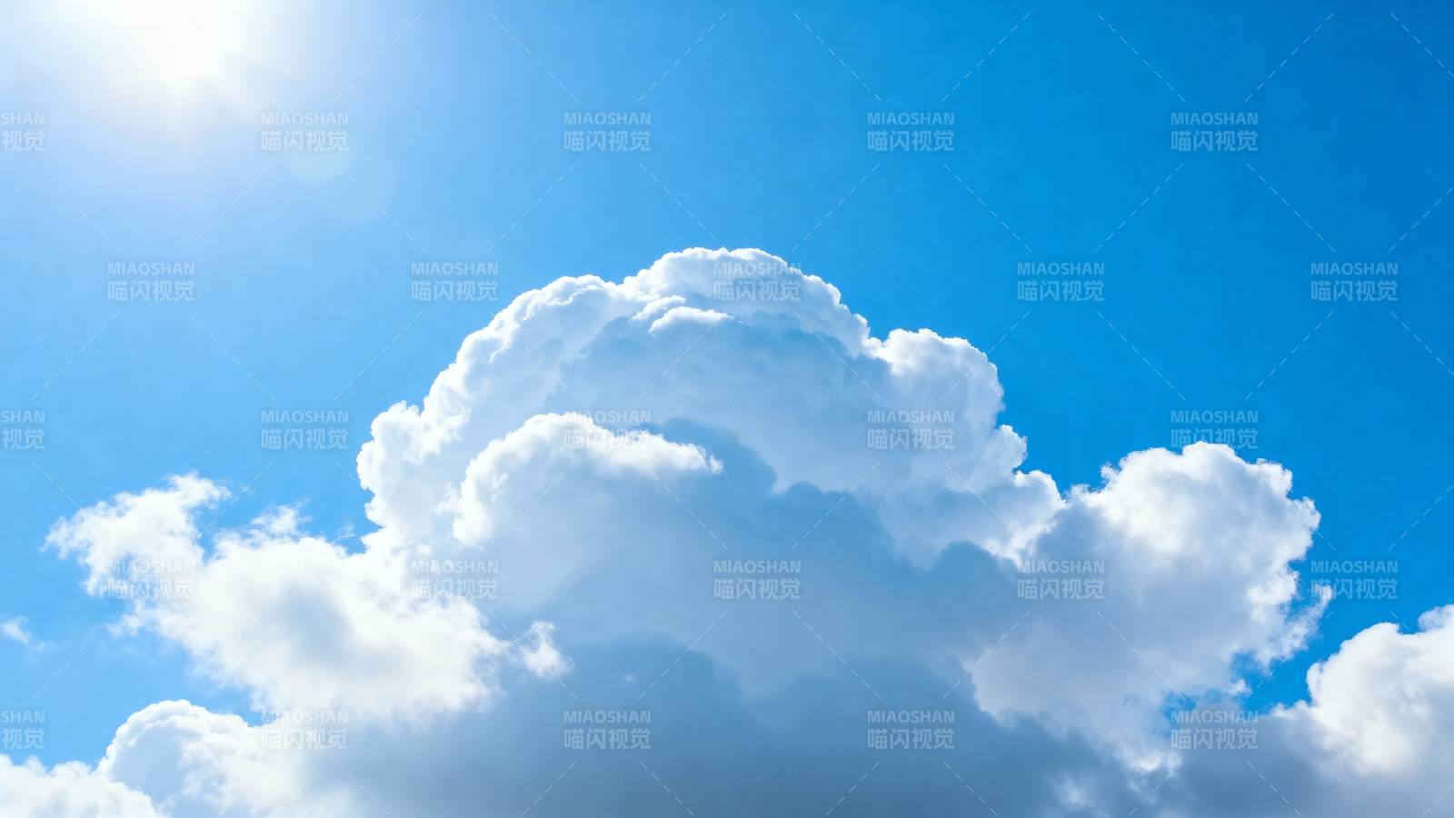 蓝天白云映阳光图片