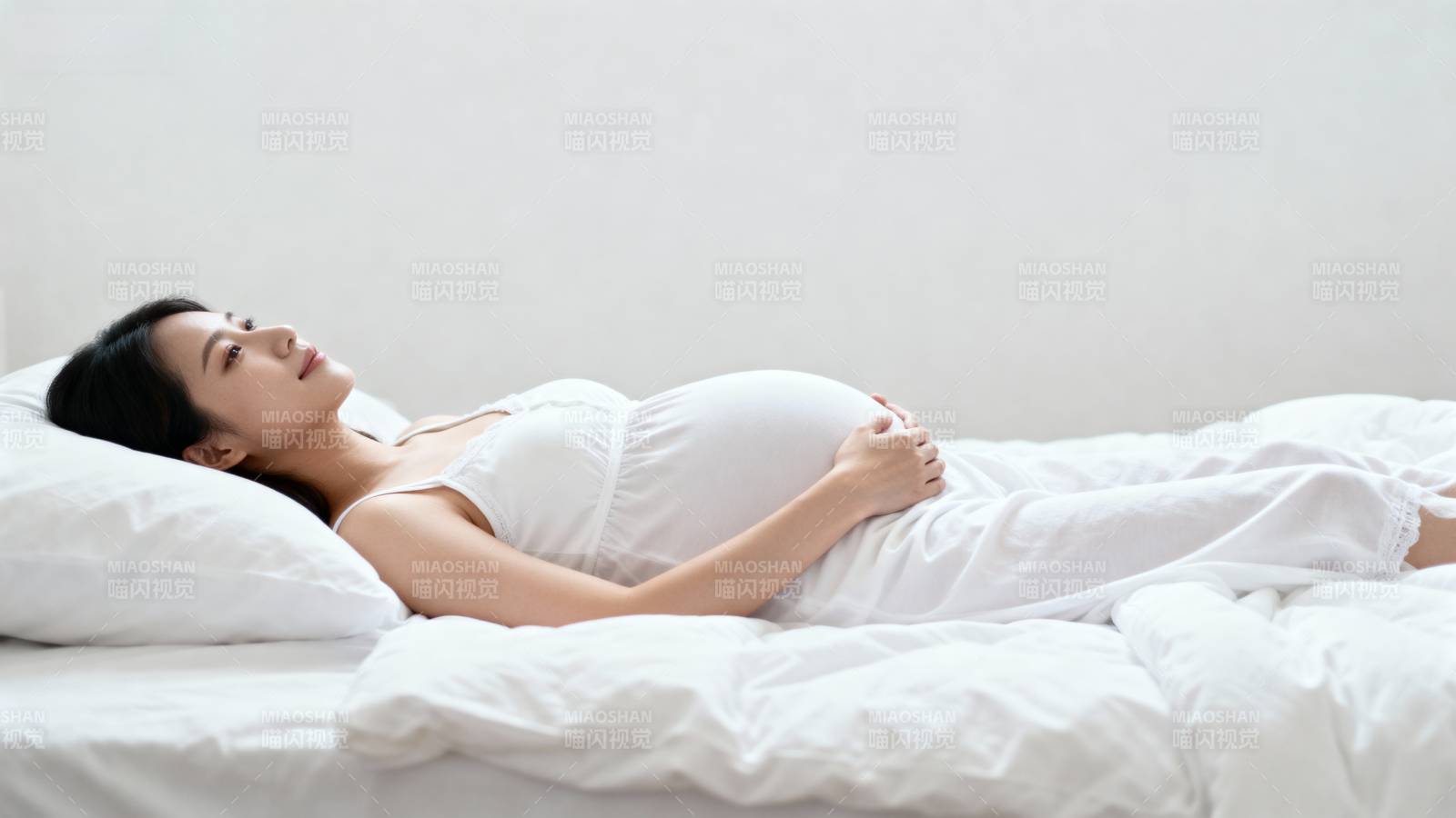 孕妇安睡床榻图片