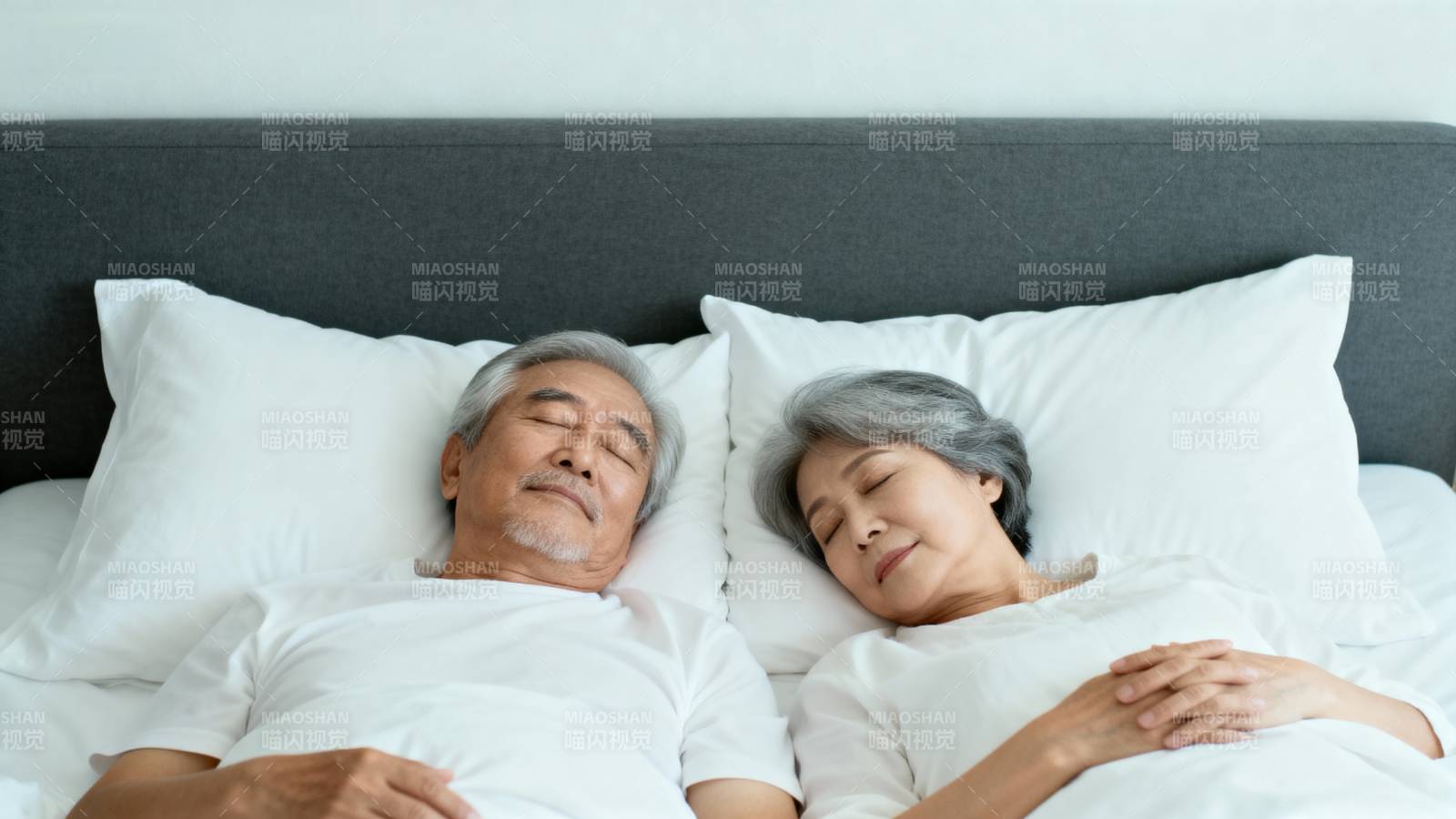 安睡的夫妇图片