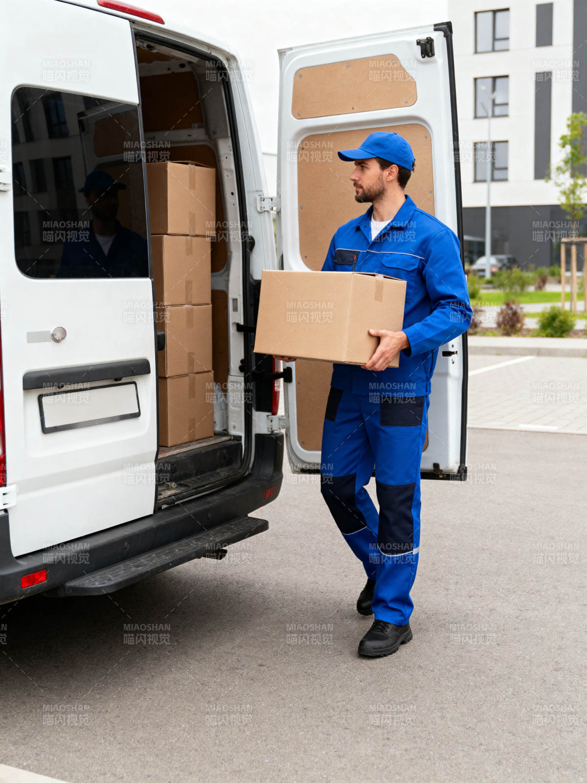 快递员搬运包裹图片
