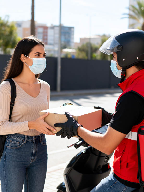 快递员送包裹图片