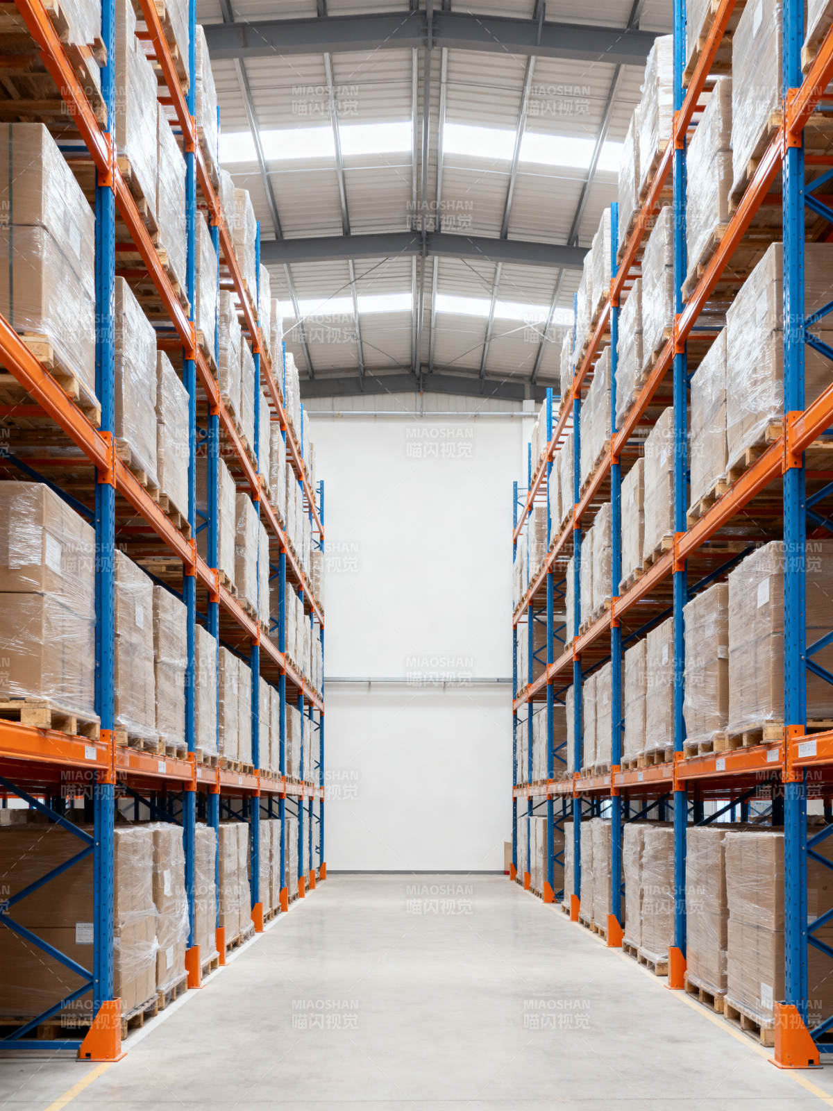 仓库货架通道图片