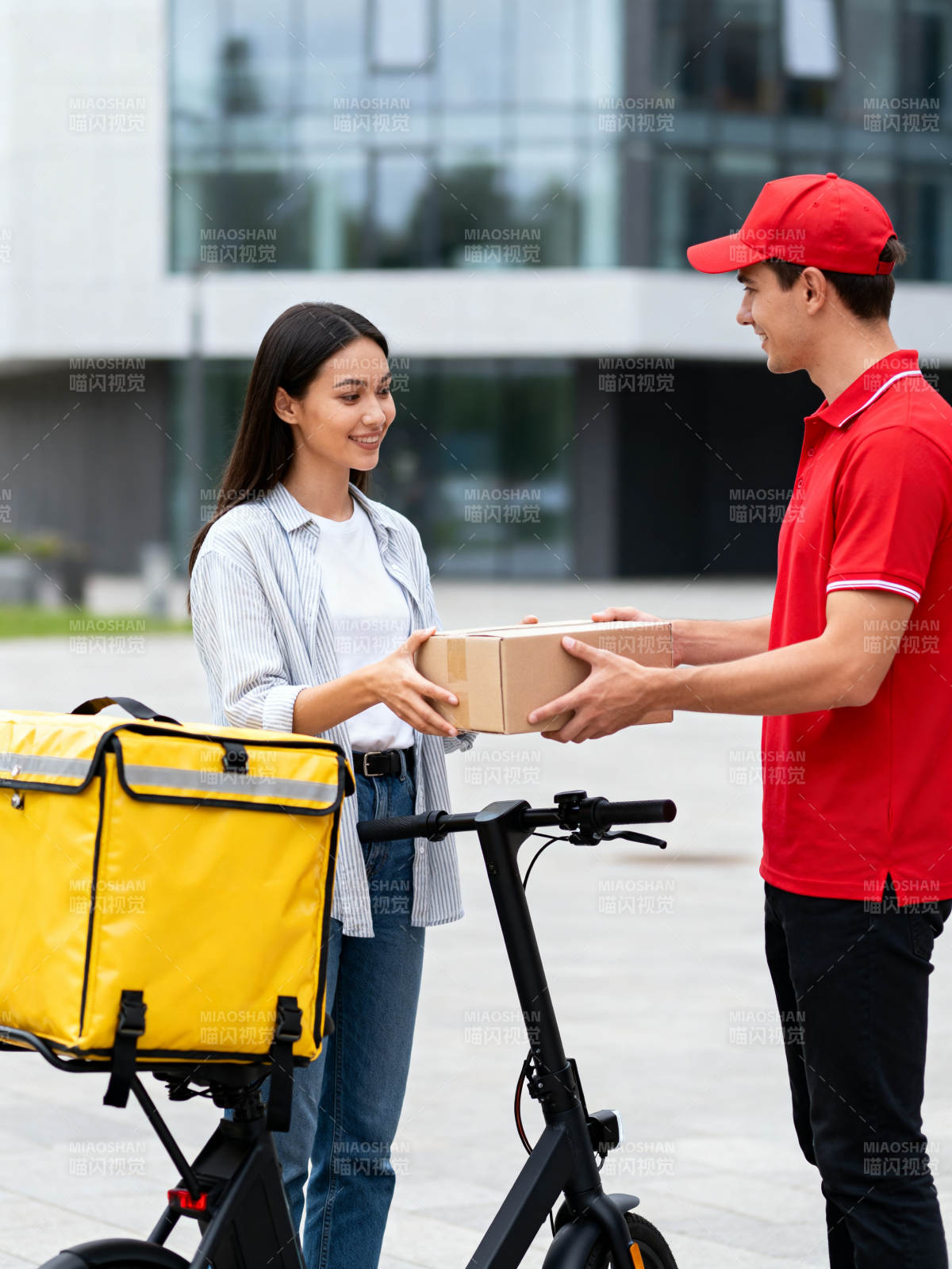 快递员送货上门图片