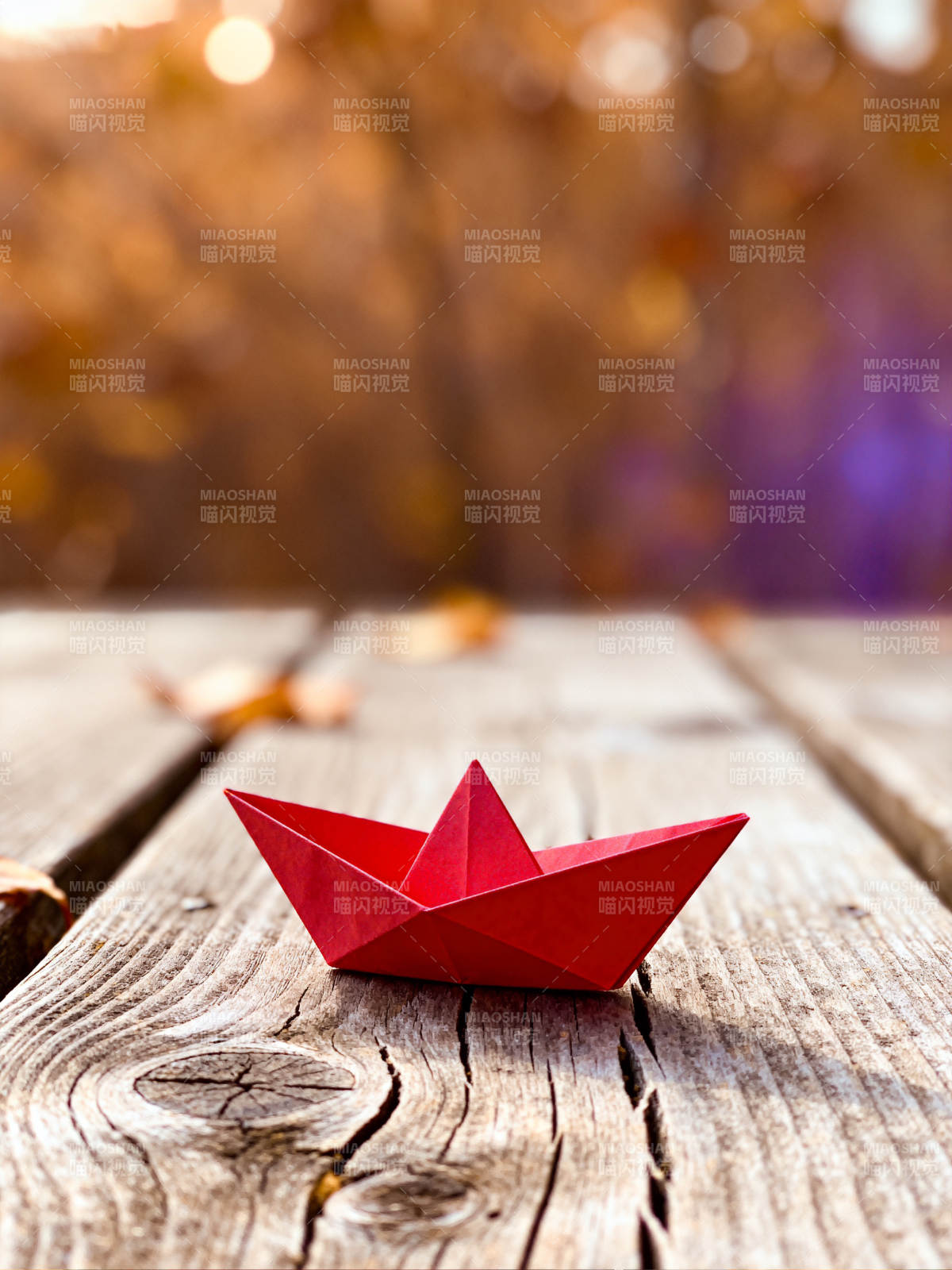 红纸船静置于木桌图片