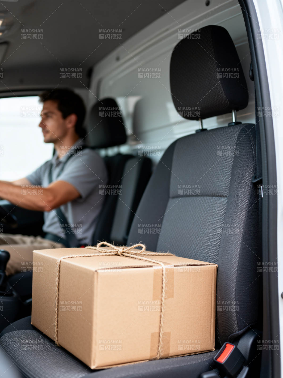 快递员驾驶货车送件图片