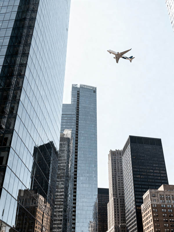 飞机掠过摩天楼图片