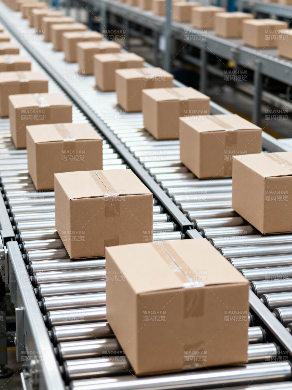 传送带上的纸箱图片
