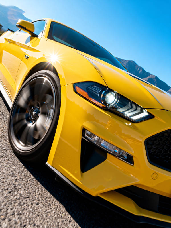 黄色跑车疾驰山间图片