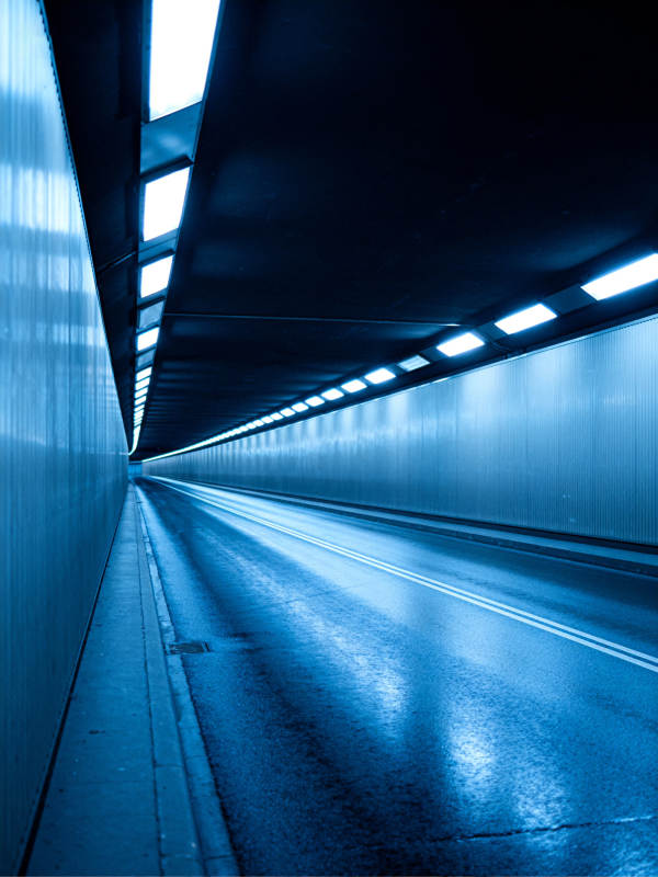 蓝色隧道光影图片