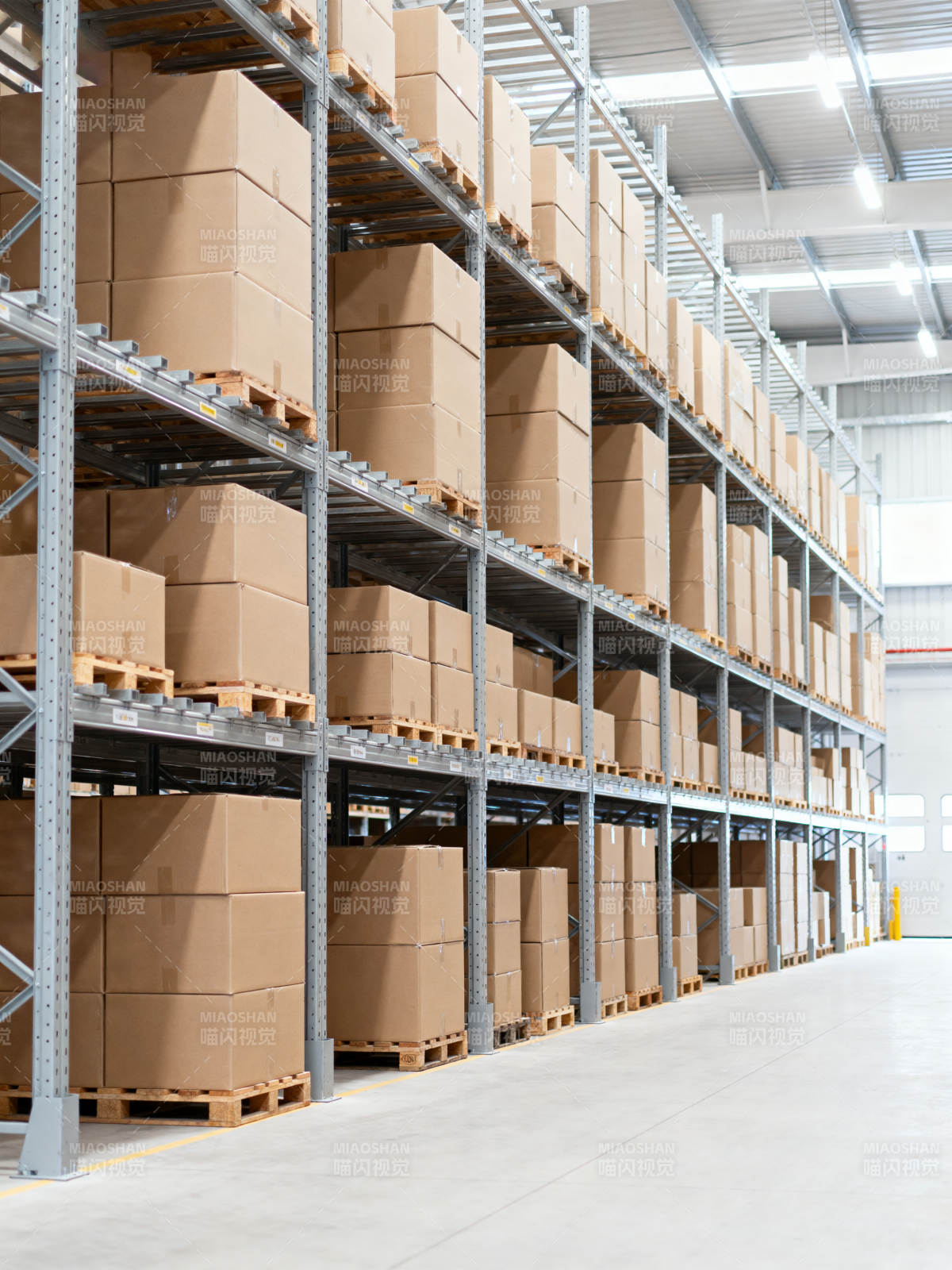 仓库货架整齐排列图片