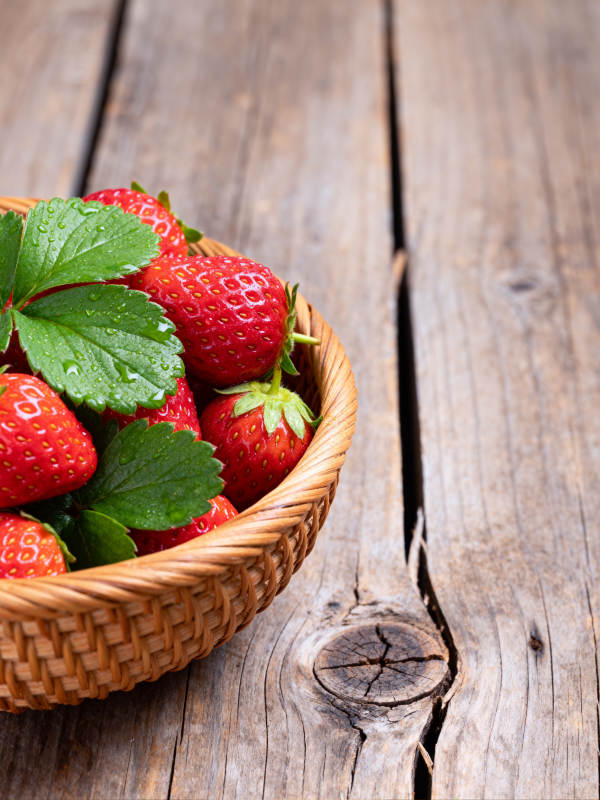 新鲜草莓篮图片