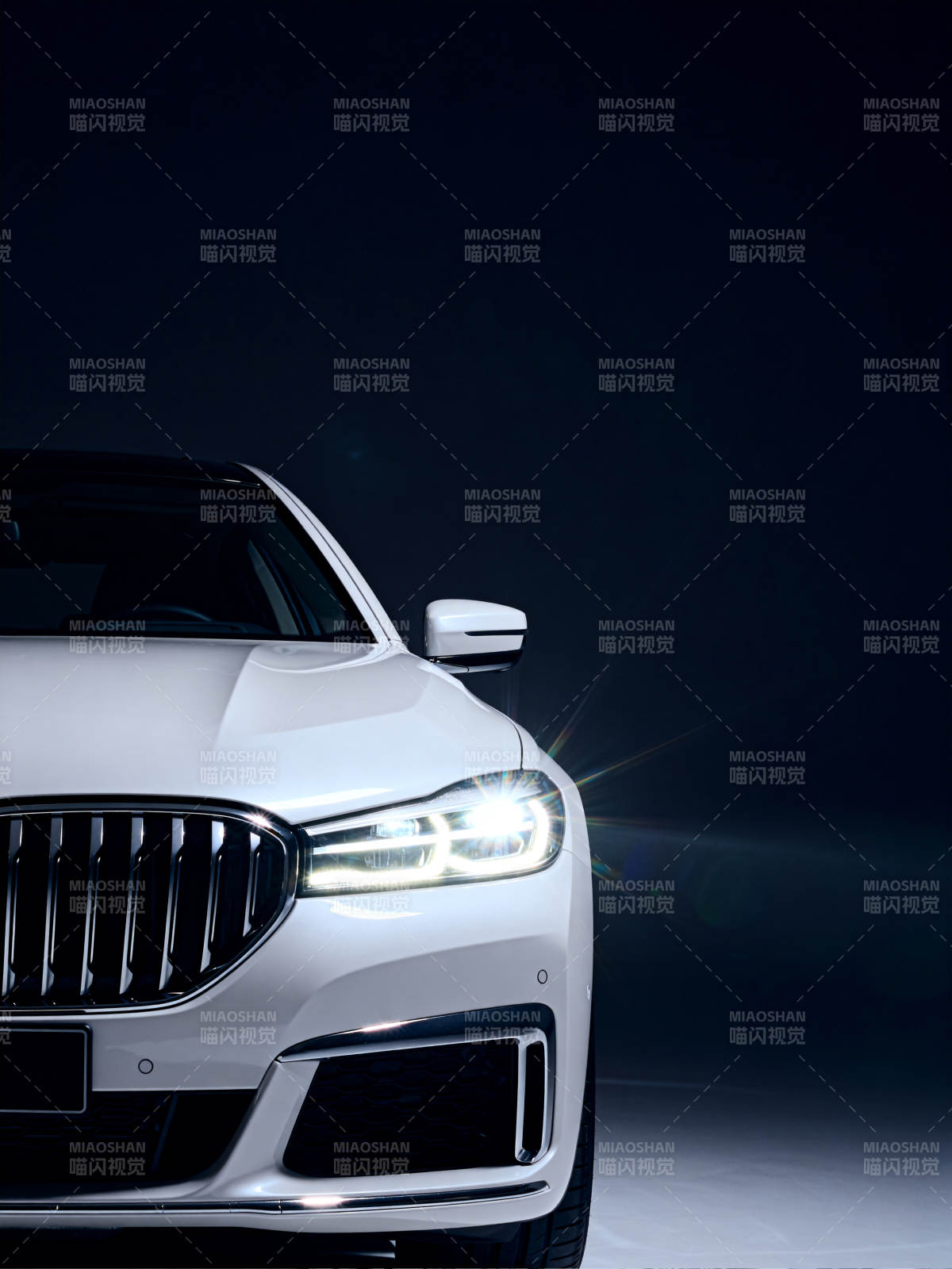 夜幕下的豪华轿车图片