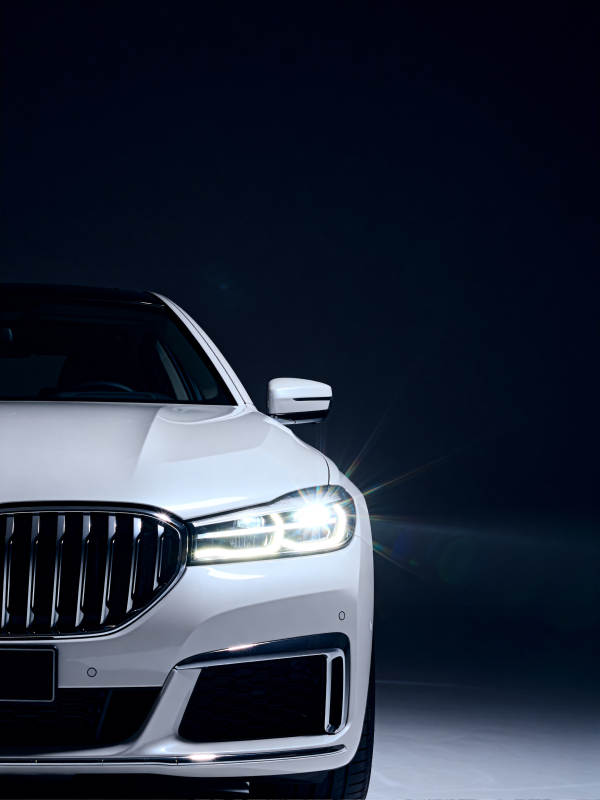 夜幕下的豪华轿车图片