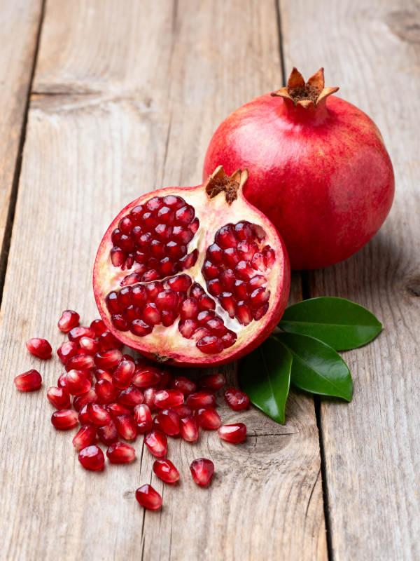 石榴鲜红诱人图片