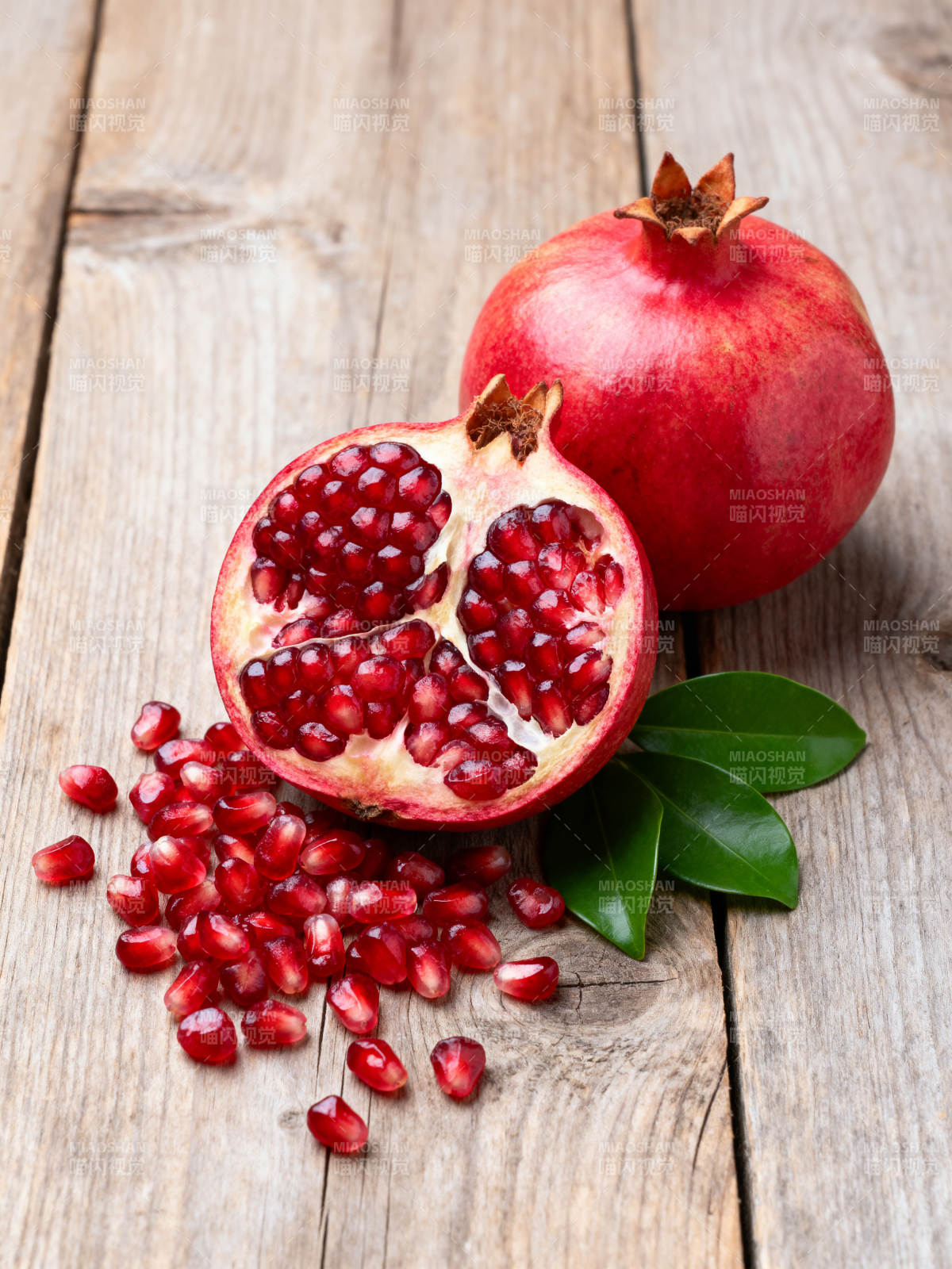 石榴鲜红诱人图片