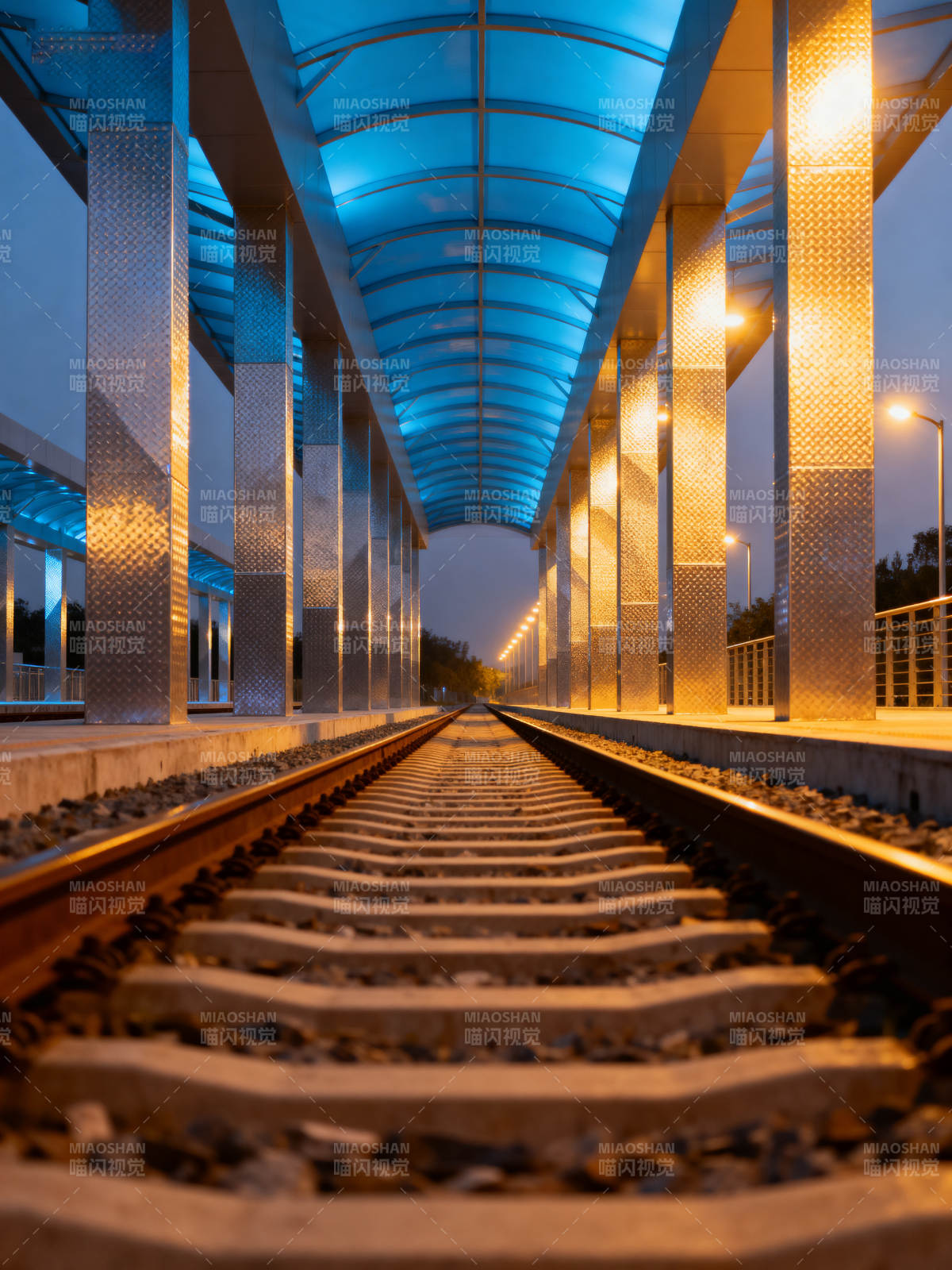 夜幕下的轨道站图片