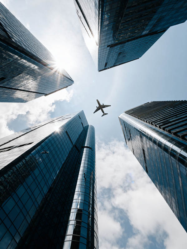 摩天楼间飞越图片