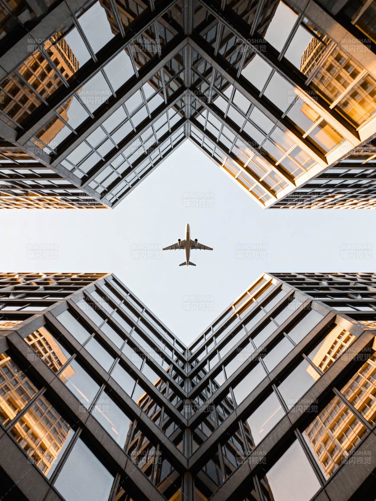 都市之眼 飞机掠过图片