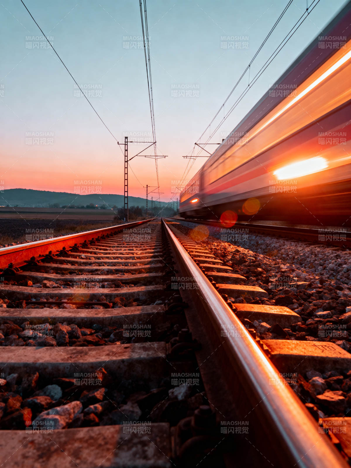 夕照铁轨疾驰图片