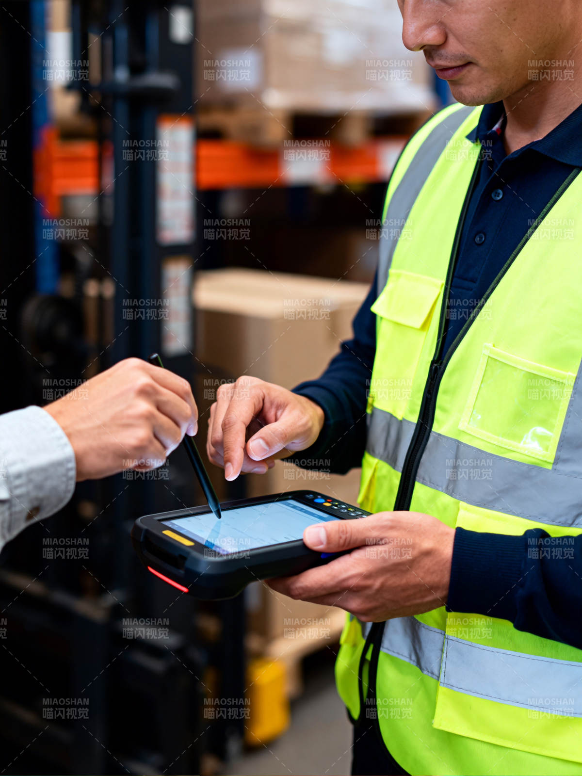 仓库扫码作业图片