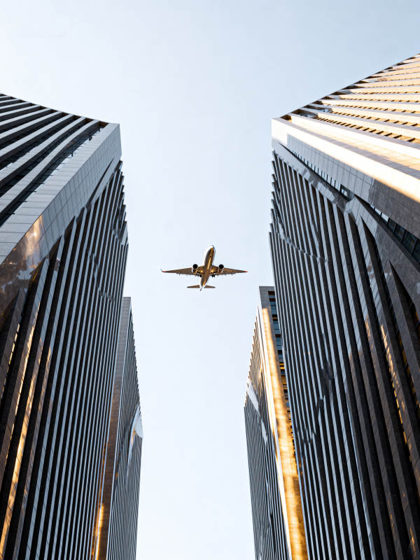 都市之巅 飞机掠过图片