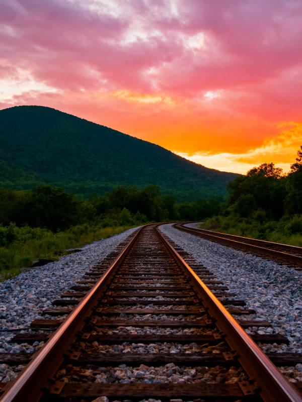 铁轨尽头的夕阳图片