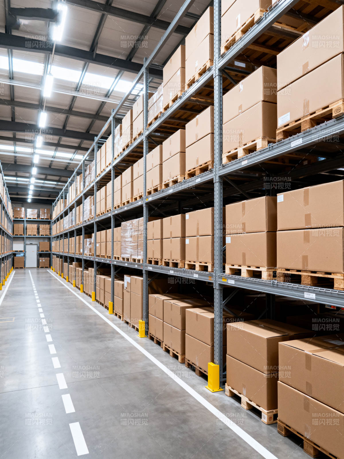 整洁的仓库货架图片