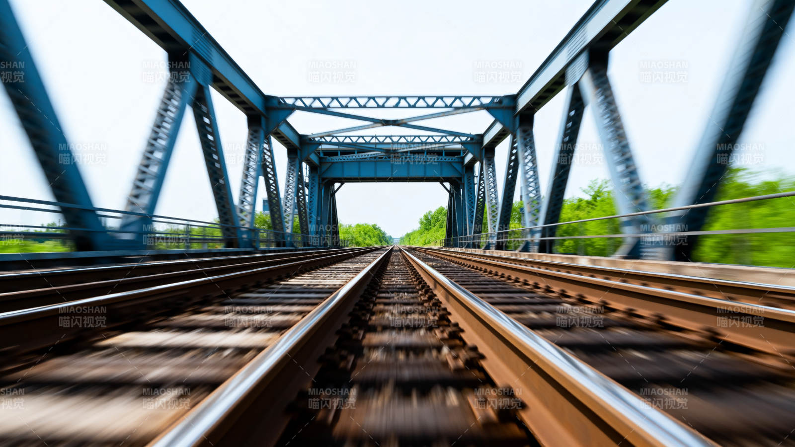 铁轨延伸向远方图片