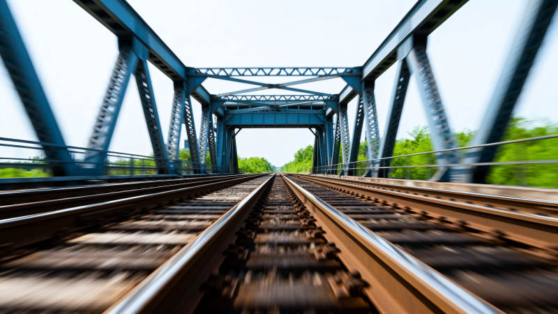 铁轨延伸向远方图片