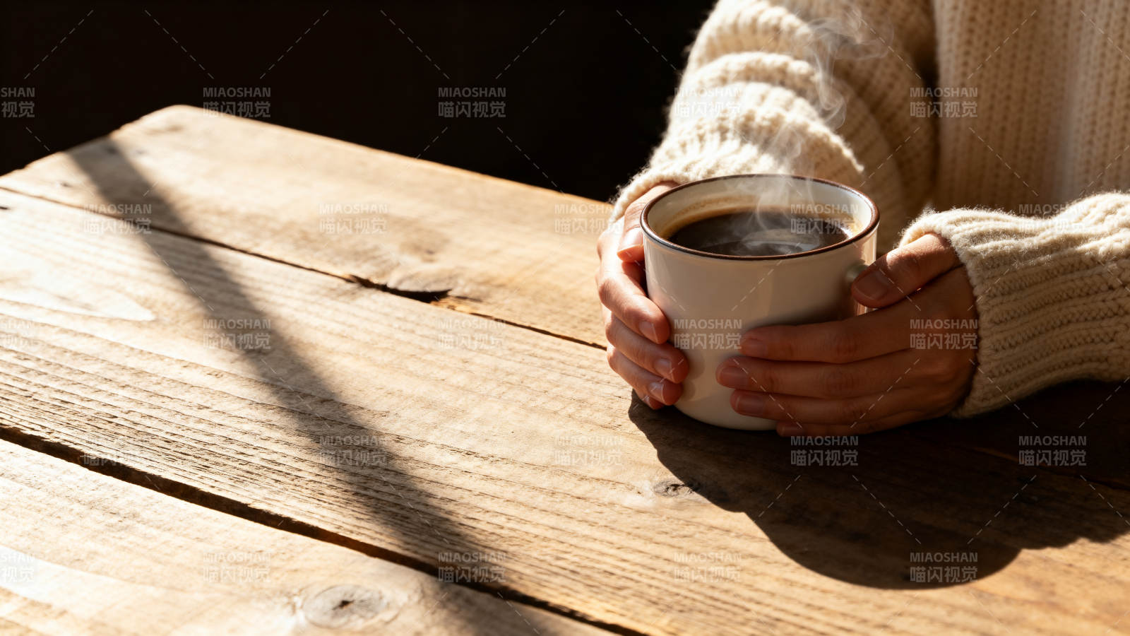 阳光下的咖啡时光图片