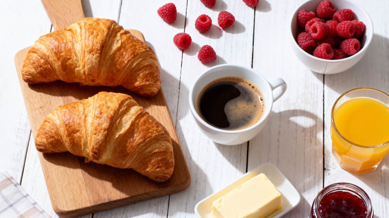 早餐 羊角面包与咖啡图片