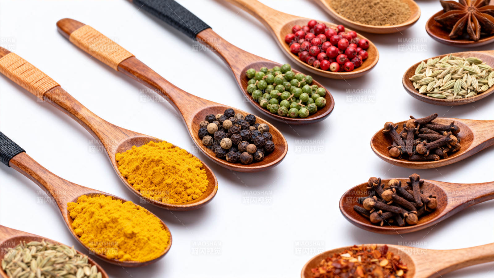 香料木勺摆拍图片