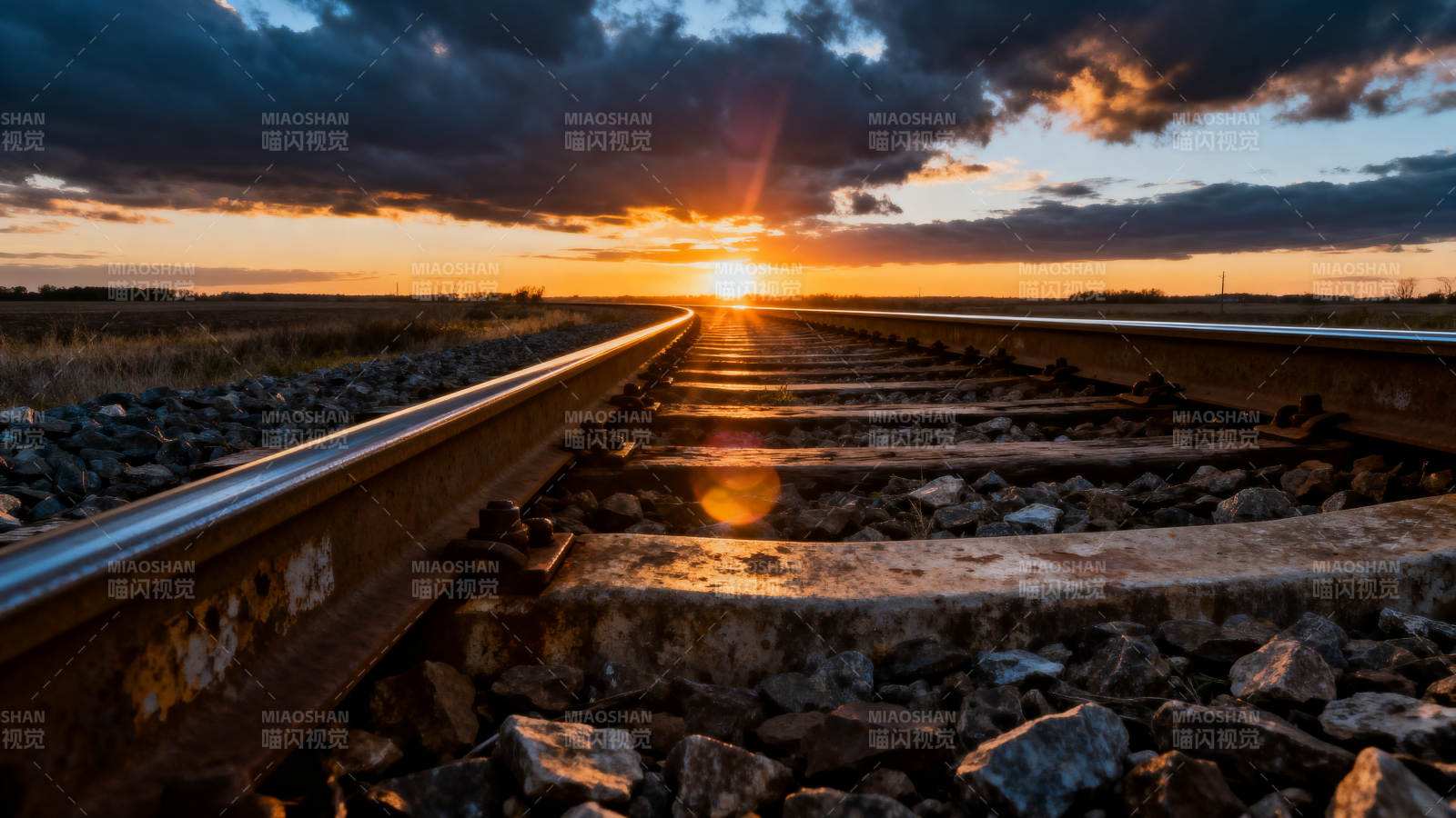 铁轨尽头的夕阳图片